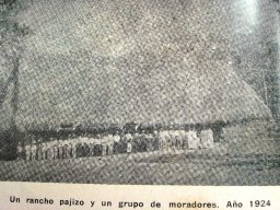 Casa rústica en el pueblo de Mansión y un grupo de habitantes de Mansión. (1924)(Donativo de H. Montiel Carrillo)