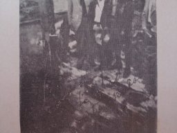 General Enrique Loynaz del Castillo y varios acompañantes en las ruinas del ingenio azucarero de Mansión. (1935)(Donativo de H. Montiel Carrillo)